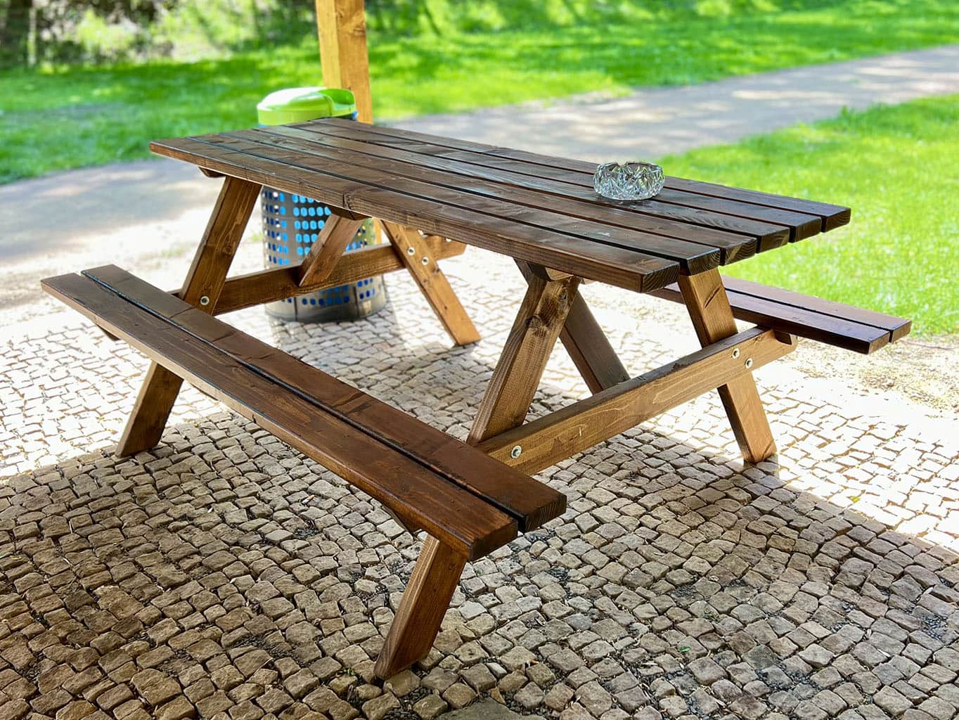 Pivní set v kempu Maleč Žireč - zahradní stůl s lavicemi